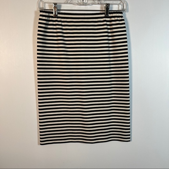 LAFAYETTE 148 NEW YORK Black/White Striped Skirt w/elastic waistband. Size P